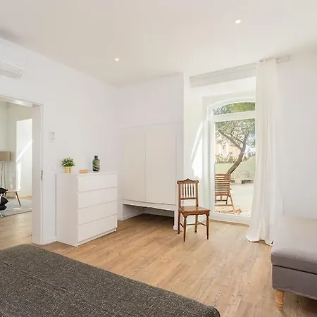 Large Bright For 6 With Lovely Terrace *