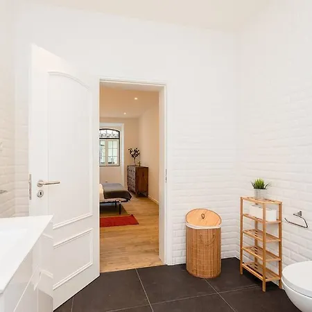 Large Bright For 6 With Lovely Terrace